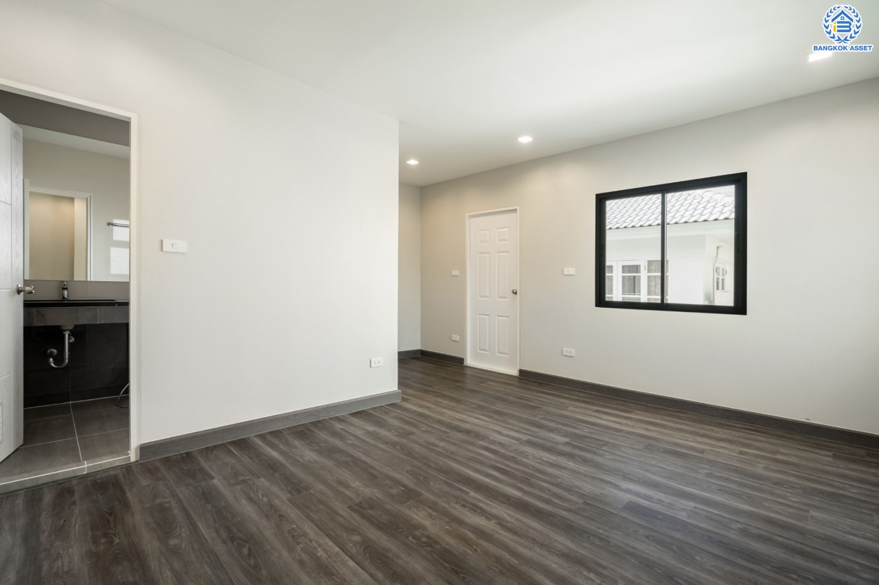 คฤหาสน์หลังใหญ่ตกแต่งใหม่ ม.บ้านสวนดอกไม้ ปิ่นเกล้า ดีไซน์สุด Luxury เนื้อที่ 154.5 ตร.ว. บนพื้นที่ใช้สอยถึง 435 ตร.ม. ฟังก์ชันจัดเต็ม 5 ห้องนอน 6 ห้องน้ำ 1 ห้องแม่บ้าน 2 ห้องอเนกประสงค์ (มีเรือนรับรองด้านข้าง พร้อมห้องน้ำในตัว) จอดรถได้ถึง 4 คัน บนทำเลเชื่อมต่อเมืองอย่างรวดเร็ว ใกล้ทางคู่ขนานลอยฟ้าบรมราชชนนี ทางด่วน "กาญจนาภิเษก" ม.มหิดล และเซ็นทรัลปิ่นเกล้า